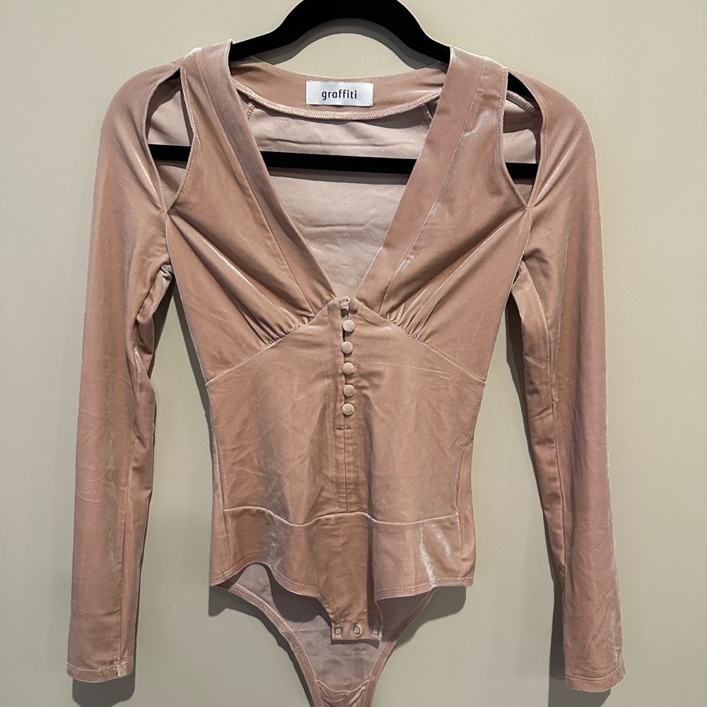 Graffiti long sleeve cut out shoulder body suit Women’s XS